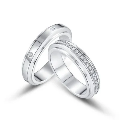 Elegantes anéis de prata para casais com moissanita, exibindo o design de aro giratório.