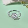 Anillos de plata de ley chapados en oro para mujer con diseño de girasol giratorio, una gran circonita central y 8 piedras más pequeñas.