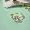 Anillos de plata de ley chapados en oro para mujer con diseño de girasol giratorio, una gran circonita central y 8 piedras más pequeñas.