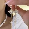 Elegantes pendientes colgantes de plata para mujer, con una delicada cadena tipo caja y acabado chapado en oro.