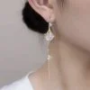 Elegantes pendientes colgantes de plata para mujer, con una delicada cadena tipo caja y acabado chapado en oro.